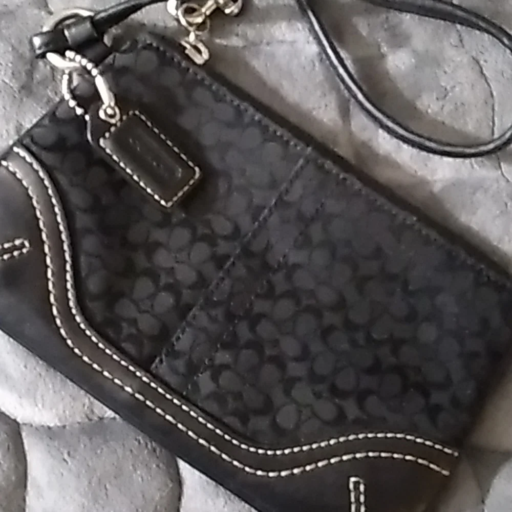 🔇 Sale $10 Coach Wristlet - Picture 2 of 7